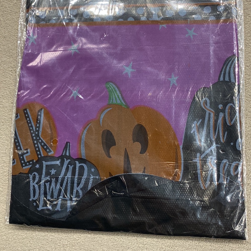 Halloween Nappe Scalloped Edges Plastic Table Cover !
